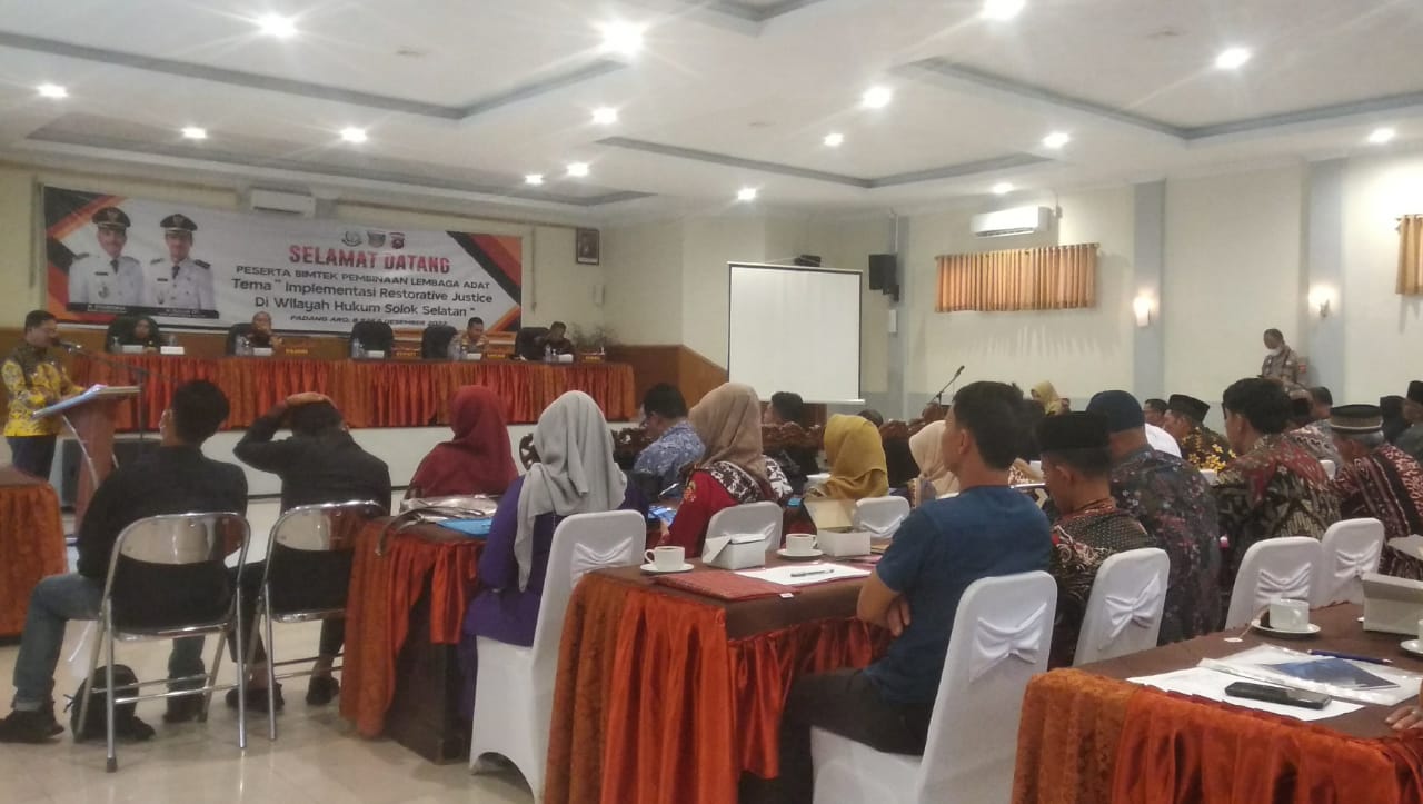 Saat Bupati Solsel menyampaikan sambutannya pada pelaksanaan Bimtek Pembinaan Lembaga Adat Implementasi RJ di Aula Sarantau Sasurambi, Solok Selatan, Kamis (8/12). KIKI NOFRIJUM